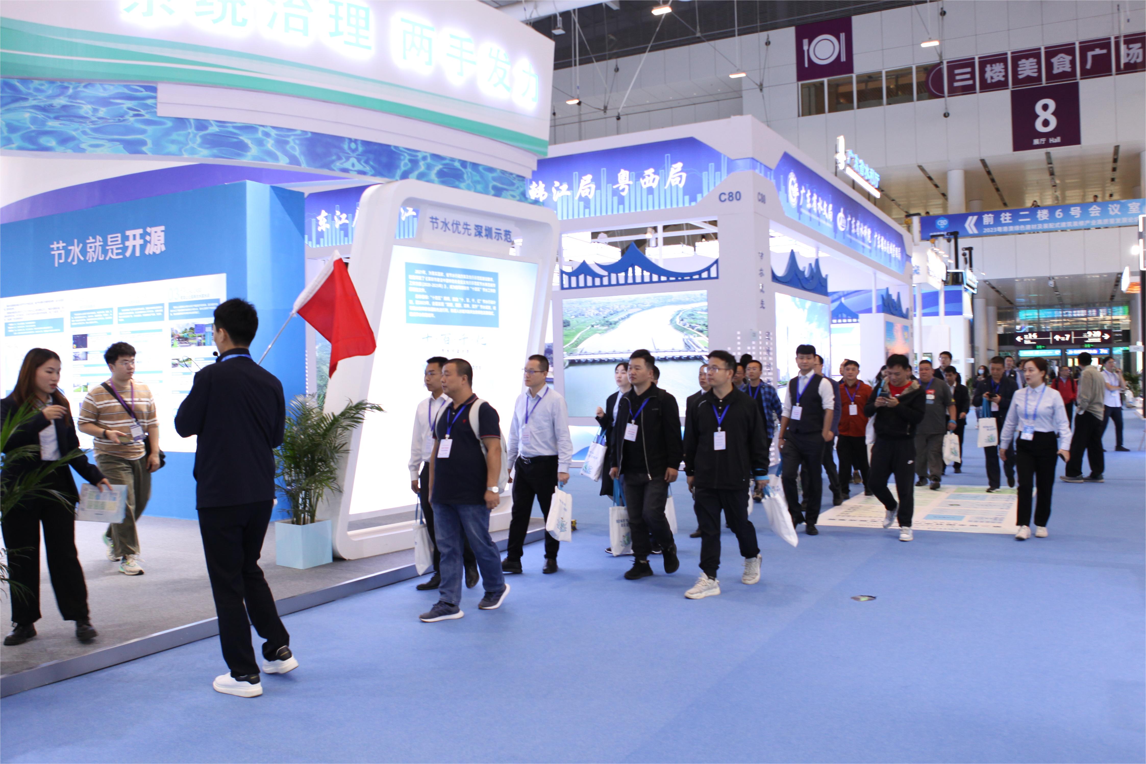 深水工作人员带领参观